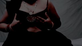 New aunty is seen opening the saree, aunty looks sexy in saree, aunty wearing tight boobs bra pressing her body to aunty