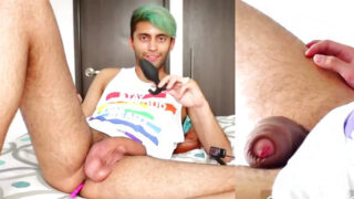 Homens amadores com pênis grandes se masturbam, fazem sexo oral um no outro e depois transam até gozarem.