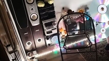 o fata care sa masturbat un barbat frecand penisu de spataru uni scaun pana cand sperma a fost conplecta ejagulata pe spataru scaunului