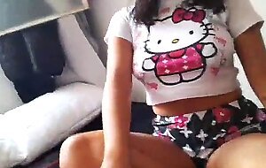 Valentina que culo tan grande tiene - lo puedo tocar - si pero rapido porque ya viene mi novio