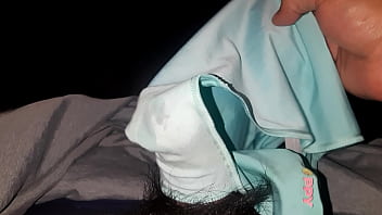 Mi mejor amiga me dejo venirme en sus calzones usados