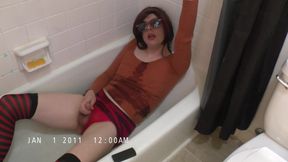 Katie Kross Pisses in Tub