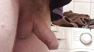 Des amateurs européens bien membrés se font des fellations et baisent dans la salle de bain