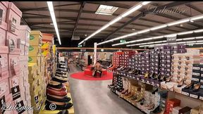 exhib nue sous mon manteau au magasin de chaussures