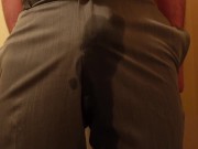 おしっこを我慢出来ずにピチピチのビジネスパンツの中に漏らしてしまいました！
