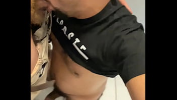 HOMENS NUM SEXO QUENTE DENTRE DO WC.