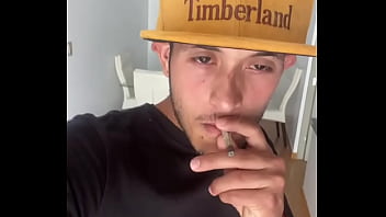 Fuma que fuma y luego tira que tira