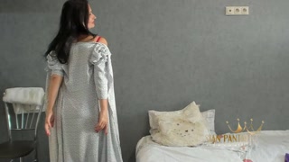 Κοιτάξτε το εσώρουχό μου κάτω από το φόρεμά μου