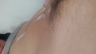 Acostada en esta pocision lista dando leche