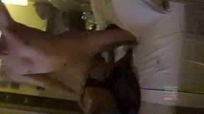 trio con mi mejor amigo y su novia, nos la turnamos entre los dos hasta que se me rompe el condon, me puse otro y seguimos