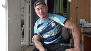 Bruut anaal gepenetreerd worden door David Perry met zijn enorme lul leidt tot een geile pijpbeurt van Angel Dark, een 69-positie en het doorslikken van sperma.