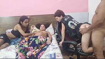 Vendo a amiguinha da buceta rosa, da o cuzinho enquanto massageio a barriga da gravida