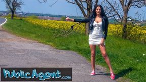 Public Sex Sie ist eine sexy Anhalterin mit tollen Titten und Arsch mit Appetit auf Schwänze