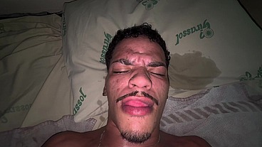 Negão macetou o novinho do rabão com seus 25 cm de pau.