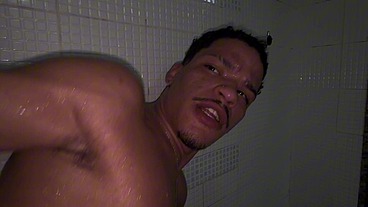 Negão macetou o novinho do rabão com seus 25 cm de pau.