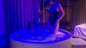 llevo a una amiga con derechos a un jacuzzi para relajarnos y me la culeo bien rico, relax total.