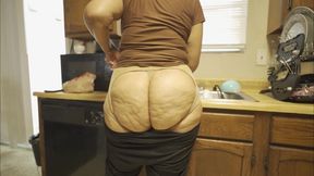 Anal Queen Shows off Her Big Booty Phat Ass