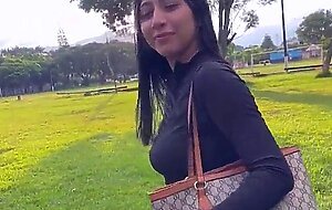 Encuentro una desconocida de rostro hermoso en la calle y me da una mamada con cabalgada de verga a
