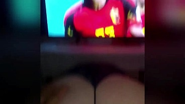 Me vuelvo a follar a la mama de mi amigo viendo el juego de Francia Vs marruecos
