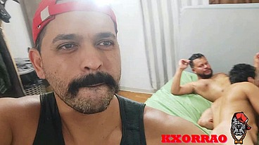 O MUSCULOSO DANDO GOSTOSO PROS PUTOS! Parte 4