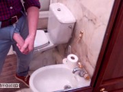 Maduro sexy muy cachondo acariciando su gran polla venosa en el baño de la casa de sus suegros 😈