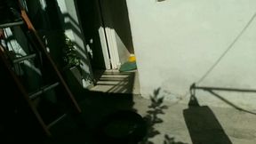 Mujer muestra su co�o al miron del t�cnico de Internet y la atrapa follando y chorreando semen