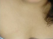 bailando se me sube la falda y deja mi culo expuesto donde todos me ven