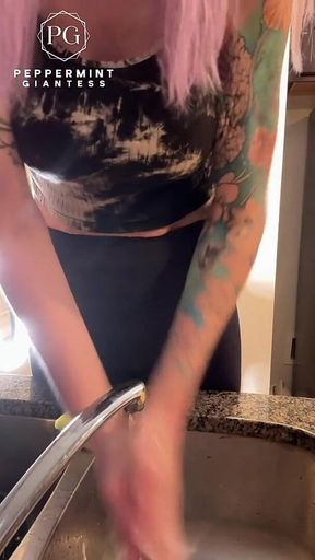 6'7 Barefoot Giantess Towers Over Everything at Home! Height Comparisons + Chores POV