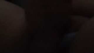 POV hemmagjord video av ung europeisk kille som onanerar och kommer på hans trånga röv