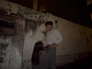 Vecina nalgona me invita a follar duro en el patio de su casa, sus padres casi nos descubren!!