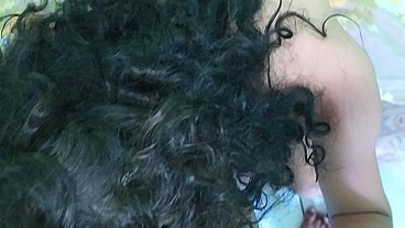 Novinho resolve passar a mão passando na sua magrinha deitada e acaba comendo ela no pelo