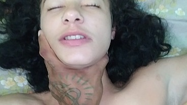 Novinho resolve passar a mão passando na sua magrinha deitada e acaba comendo ela no pelo
