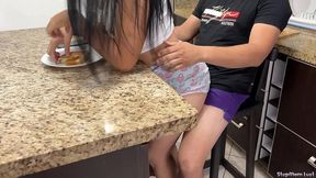 mi hijastra le gusta comer sentada en mis piernas para sentir mi polla en su gran culo