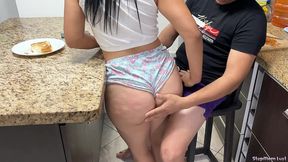 mi hijastra le gusta comer sentada en mis piernas para sentir mi polla en su gran culo