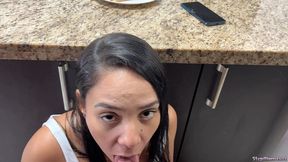 mi hijastra le gusta comer sentada en mis piernas para sentir mi polla en su gran culo