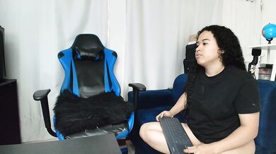 AMIGA ME CHUPA LA POLLA EN SU CASA