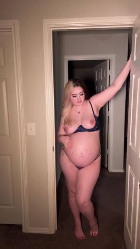 Pregnant babe shows off her growing belly at nearly 32 weeks