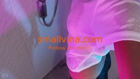 Amateur Asian girl enjoys a steamy bath after school