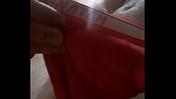 Tirando o pau duro da cueca