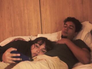 Me acuesto con mi hermanastro a mirar una peli pero las cosas se ponen raras y el se calienta mucho