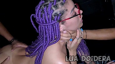 Negão que eu chamei pra entrar na cabine me fez gritar na pica dele e depois gozou em cima de mim enquanto eu chupava outros machos no gloryhole