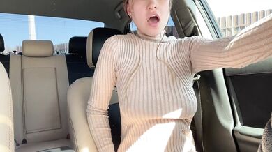 Busty mom made herself cum hard moaning in the car