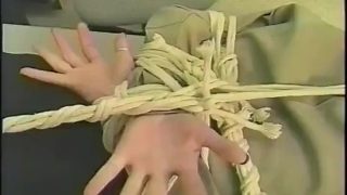 เจ้าหน้าที่ตำรวจคอสเพลย์เยอร์ถูกมัดแน่นและปิดปากลูกบอล