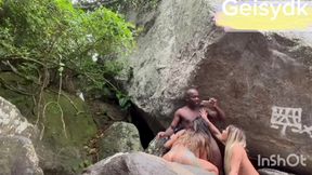 fiz um menage com um dotado na praia de nudismo fizemos uma orgia gostosa