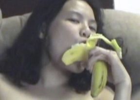 Colette & Vixen play with bananas