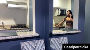 karen oliver se vinga da amiga safada.colocando ela para foder com dois negao enquanto ela coxila: