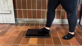 Sneaker-Girl Ella - Old DVD Player