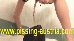 mistress vivien pee on maskjoe