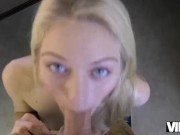 VIP4K. La jolie blonde Allie Rae donne sa poule mouillée