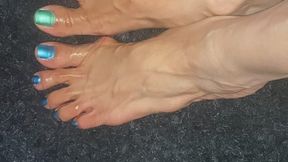 Melove in 2 Color Nail Polish long toes and her small feet in Oil
